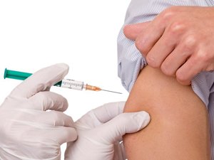 COVID-19: началась вакцинация коллективов численностью более 50 человек